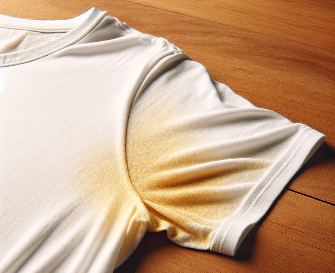 Weißes T-Shirt mit vergilbtem Schweißfleck