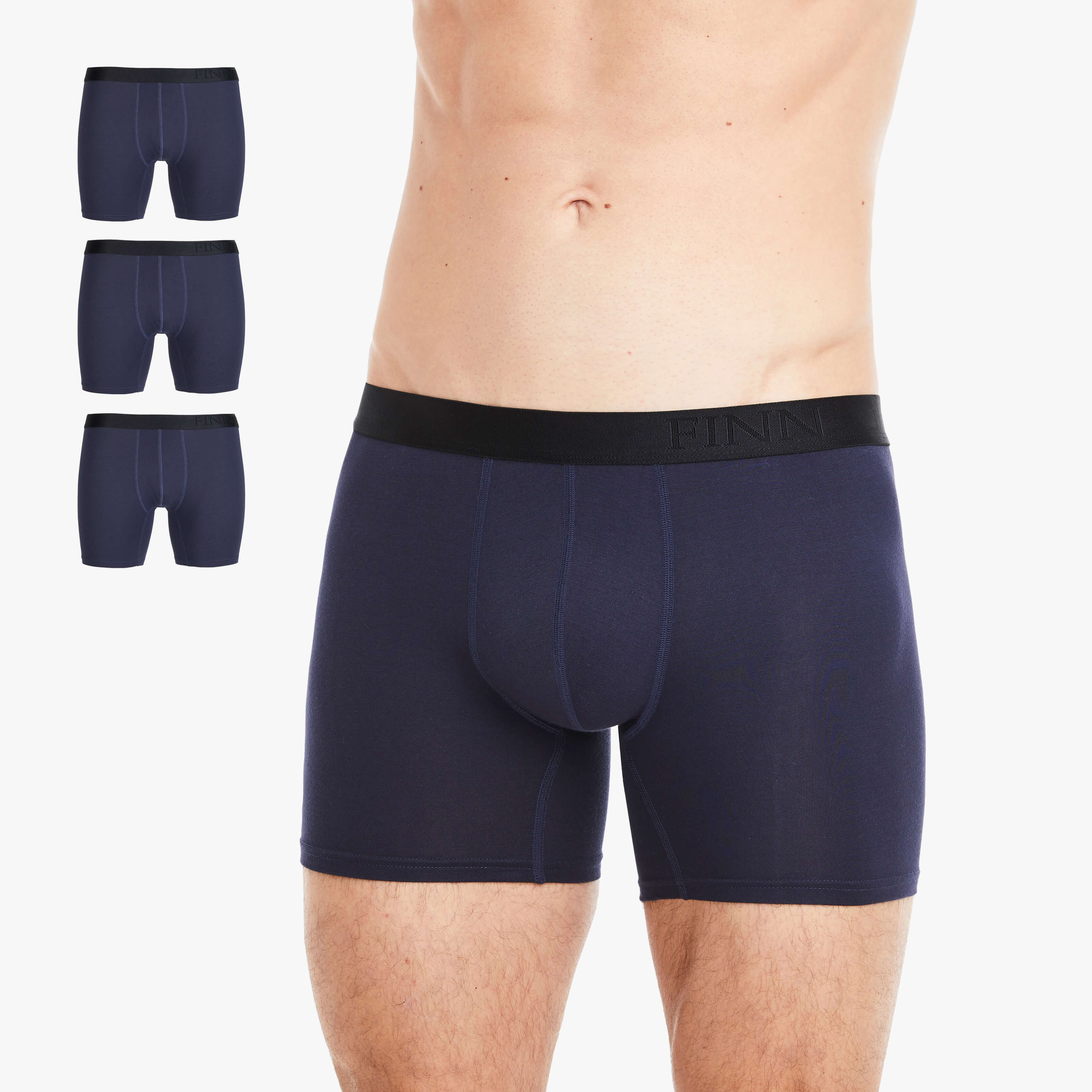 Mann trägt eng anliegende blaue Boxershorts aus hochwertiger Baumwolle mit elastischem Bund und stilvoller Logo-Gravur. Atmungsaktiv, bequem und perfekt für den täglichen Komfort. #farbe_blau