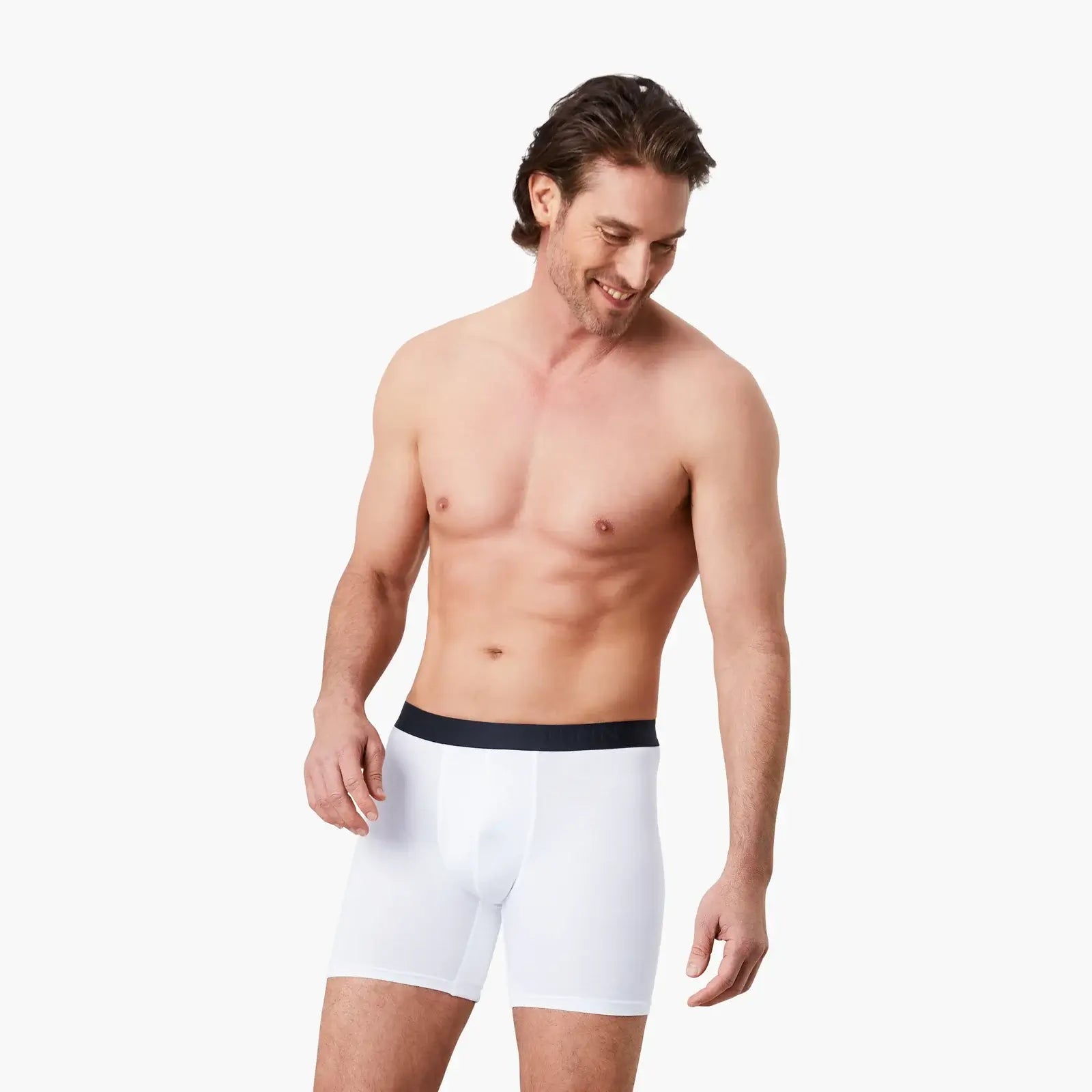 Selbstbewusster Mann trägt weiße Anti-Schweiß Boxershorts Herren in Größe M. 100% Schutz vor Schweißflecken durch innovative 3-Lagen Technologie. Zertifizierter Tragekomfort, während er zufrieden zur Seite schaut.#farbe_weiß