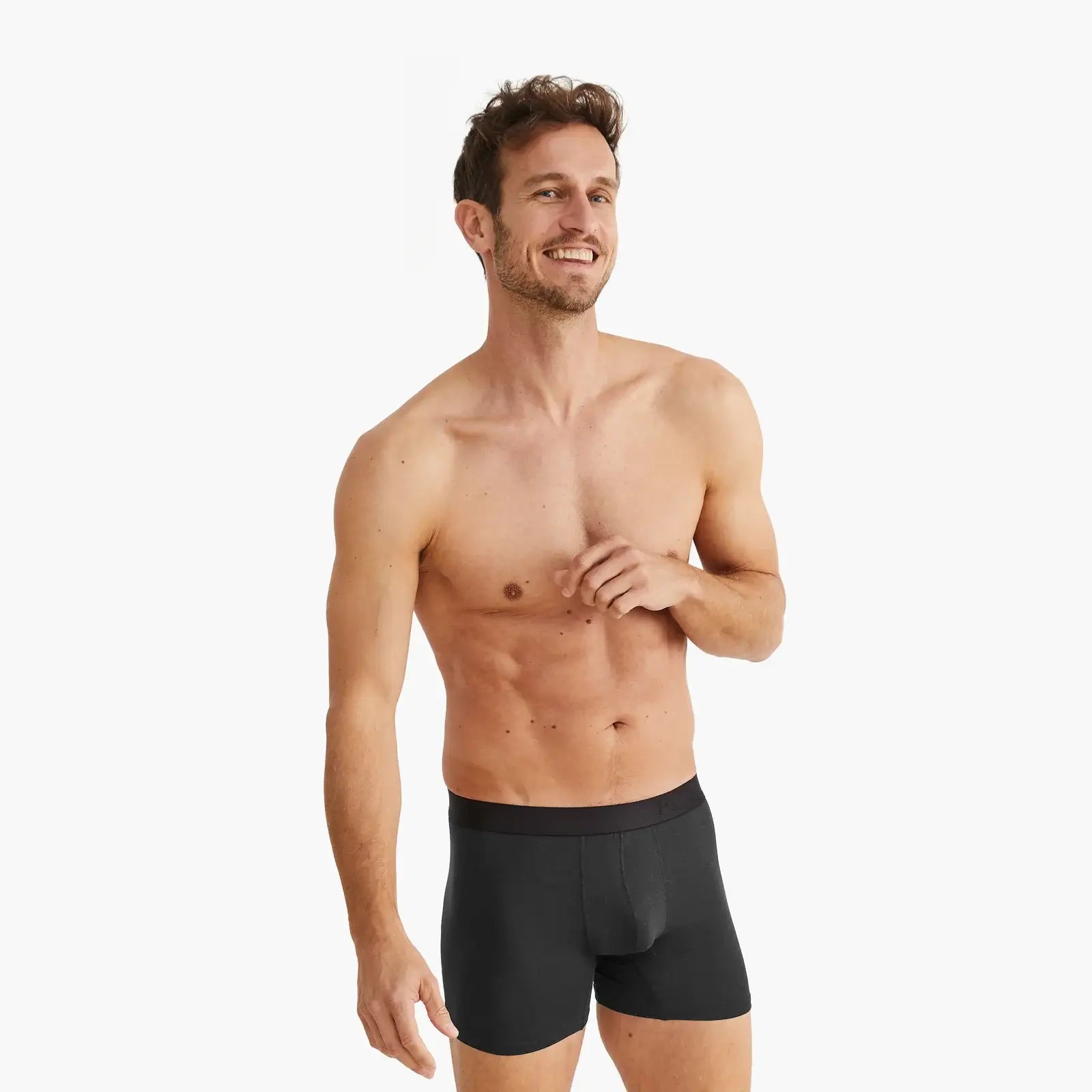 Mann trägt graue Anti-Schweiß Boxershorts Performance aus atmungsaktivem Material in Größe M. 100% Schutz vor Schweißflecken dank innovativer 3-Lagen-Technologie. Perfekt für sportliche Aktivitäten und den Alltag. #farbe_grau