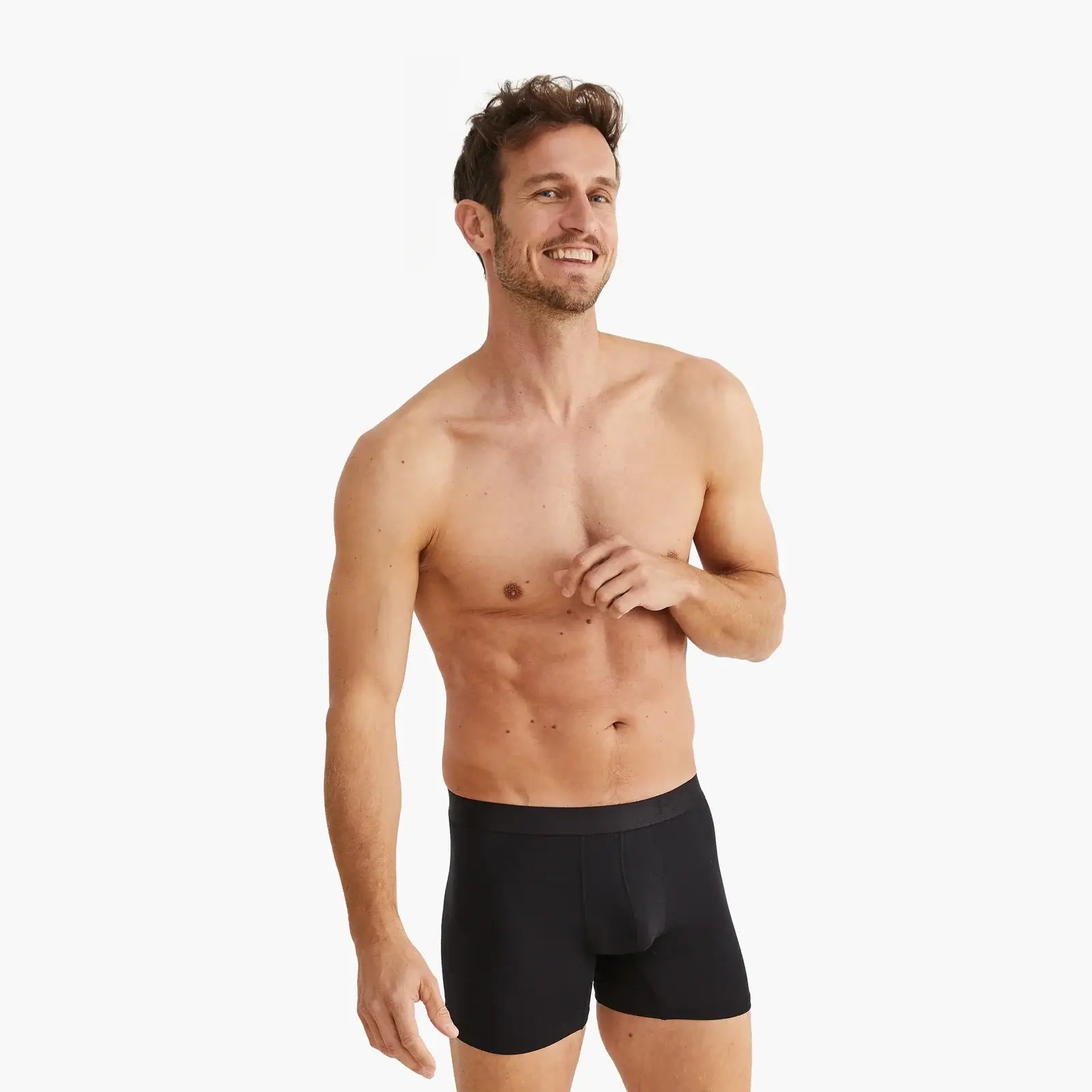 Mann trägt schwarze Anti-Schweiß Boxershorts Performance aus atmungsaktivem Material in Größe M. 100% Schutz vor Schweißflecken dank innovativer 3-Lagen-Technologie. Perfekt für sportliche Aktivitäten und den Alltag. #farbe_schwarz