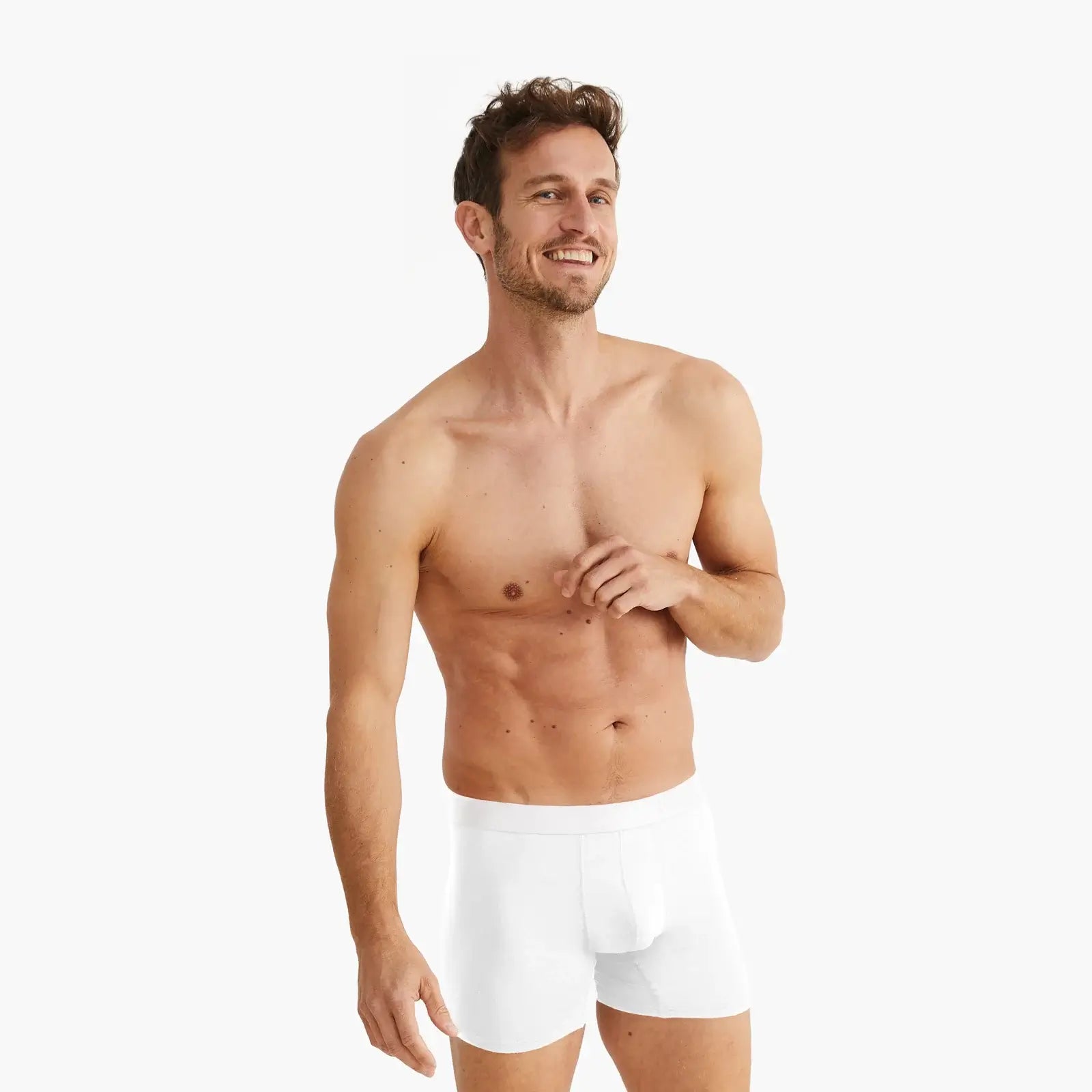 Mann trägt weiße Anti-Schweiß Boxershorts Performance aus atmungsaktivem Material in Größe M. 100% Schutz vor Schweißflecken dank innovativer 3-Lagen-Technologie. Perfekt für sportliche Aktivitäten und den Alltag. #farbe_weiß