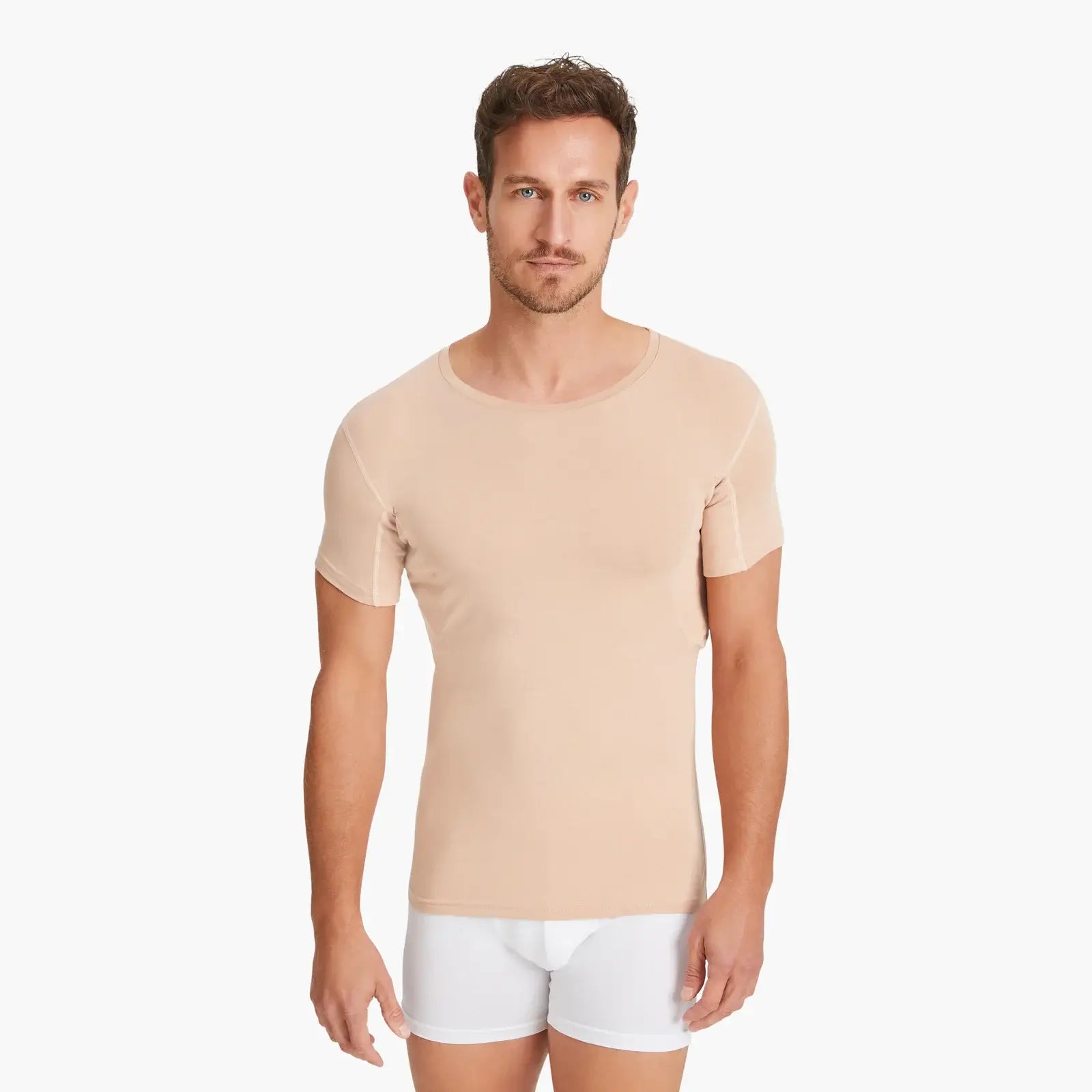 Zufriedener Mann trägt beiges Anti-Schweiß-Shirt mit Rundhals in Größe M. 100% Schutz vor Schweißflecken dank leistungsstarker 3-Lagen-Technologie. Weicher, atmungsaktiver Stoff für maximalen Komfort. #farbe_nude