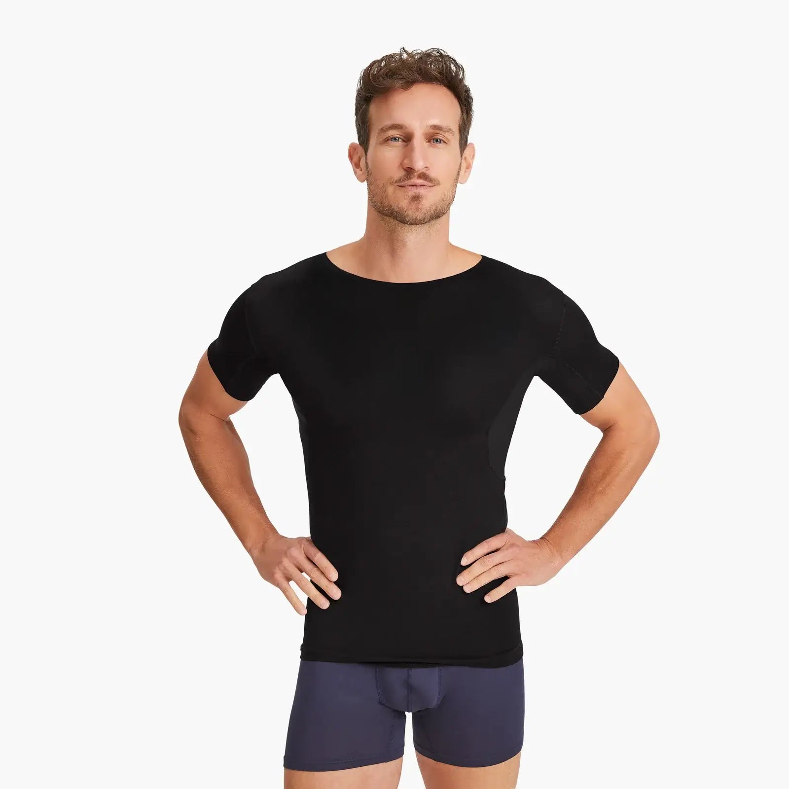 Zufriedener Mann trägt schwarzes Anti-Schweiß-Shirt mit Rundhals in Größe M. 100% Schutz vor Schweißflecken dank leistungsstarker 3-Lagen-Technologie. Weicher, atmungsaktiver Stoff für maximalen Komfort. #farbe_schwarz