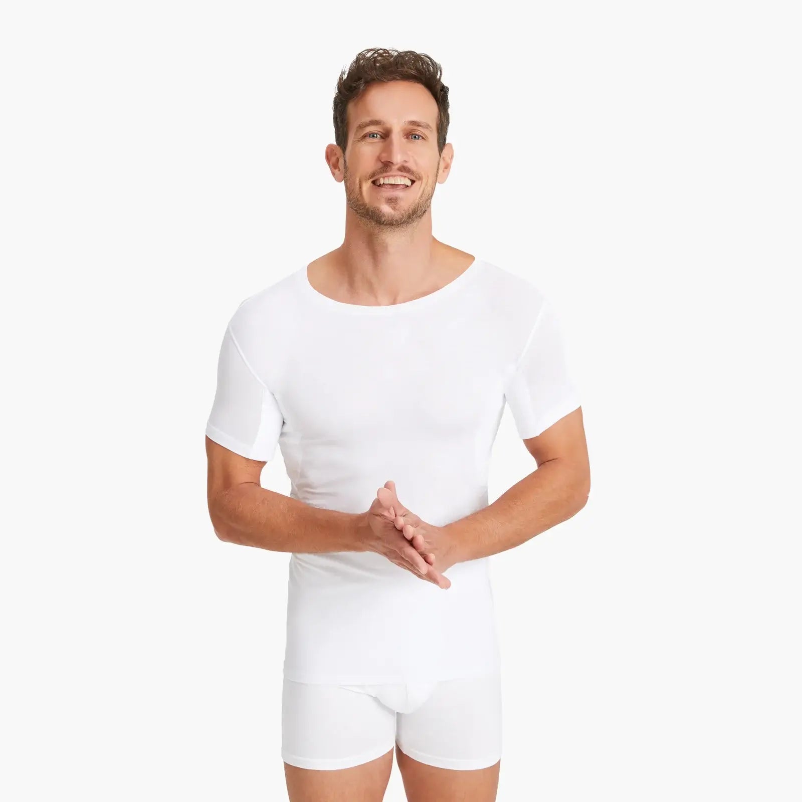 Zufriedener Mann trägt weißes Anti-Schweiß-Shirt mit Rundhals in Größe M. 100% Schutz vor Schweißflecken dank leistungsstarker 3-Lagen-Technologie. Weicher, atmungsaktiver Stoff für maximalen Komfort. #farbe_weiß