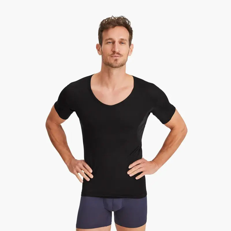 Zufriedener Mann trägt schwarzes Anti-Schweiß-Shirt mit V-Ausschnitt in Größe M. 100% Schutz vor Schweißflecken dank innovativer 3-Lagen-Technologie. Weicher, atmungsaktiver Stoff für optimalen Komfort.#farbe_schwarz