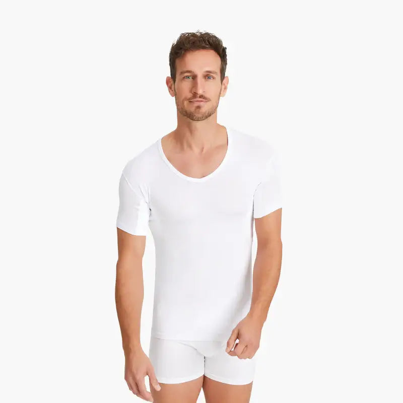 Zufriedener Mann trägt weißes Anti-Schweiß-Shirt mit V-Ausschnitt in Größe M. 100% Schutz vor Schweißflecken dank innovativer 3-Lagen-Technologie. Weicher, atmungsaktiver Stoff für optimalen Komfort.#farbe_weiß