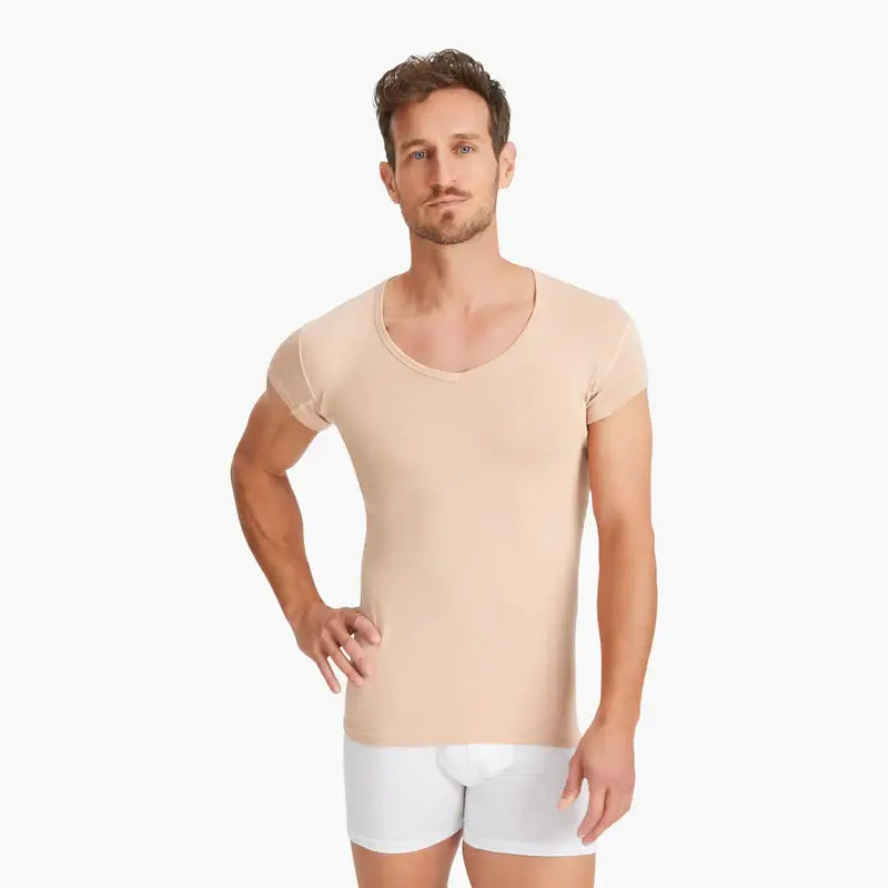 Zufriedener Mann trägt beiges Anti-Schweiß-Shirt mit verkürztem Ärmel in Größe M. 100% Schutz vor Schweißflecken durch innovative 3-Lagen-Technologie. Leicht und atmungsaktiv für besten Komfort. #farbe_nude