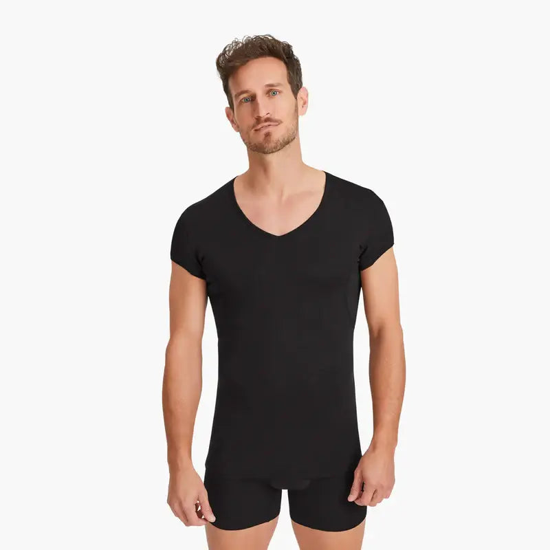 Zufriedener Mann trägt schwarzes Anti-Schweiß-Shirt mit verkürztem Ärmel in Größe M. 100% Schutz vor Schweißflecken durch innovative 3-Lagen-Technologie. Leicht und atmungsaktiv für besten Komfort. #farbe_schwarz