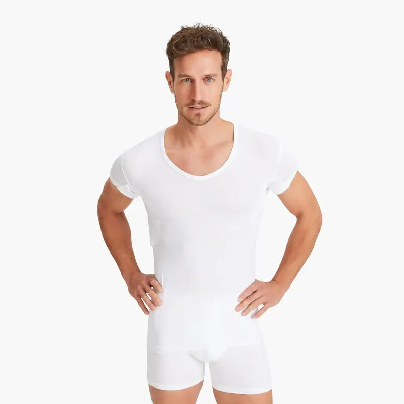 Zufriedener Mann trägt weißes Anti-Schweiß-Shirt mit verkürztem Ärmel in Größe M. 100% Schutz vor Schweißflecken durch innovative 3-Lagen-Technologie. Leicht und atmungsaktiv für besten Komfort. #farbe_weiß