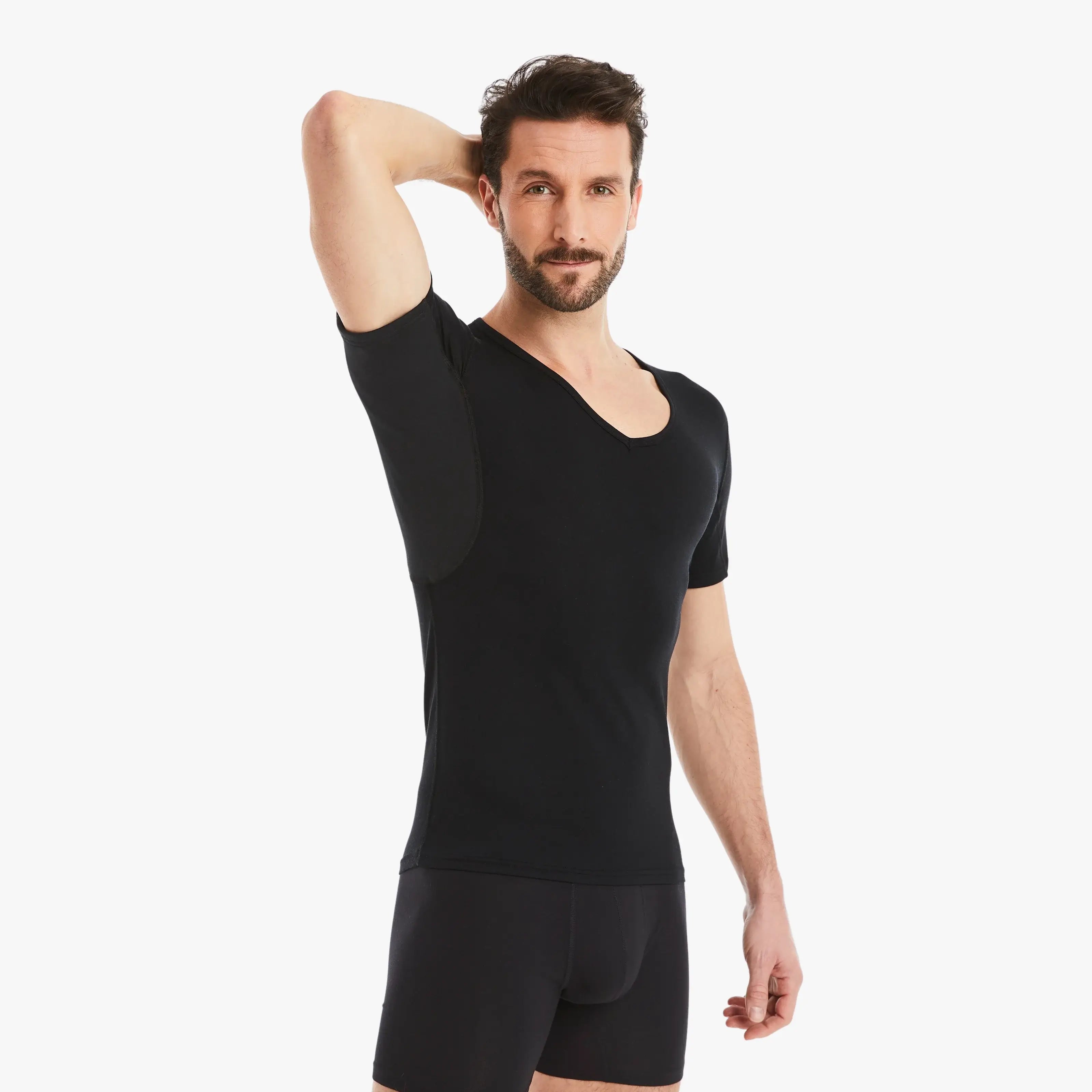 Selbstbewusster Mann trägt schwarzes Anti-Schweiß Unterhemd Herren mit V-Abschnitt in Größe M. 100% Schutz vor Schweißflecken. Zertifizierter Tragekomfort, während er die Achseln ohne Schweißflecken zeigt.#farbe_schwarz