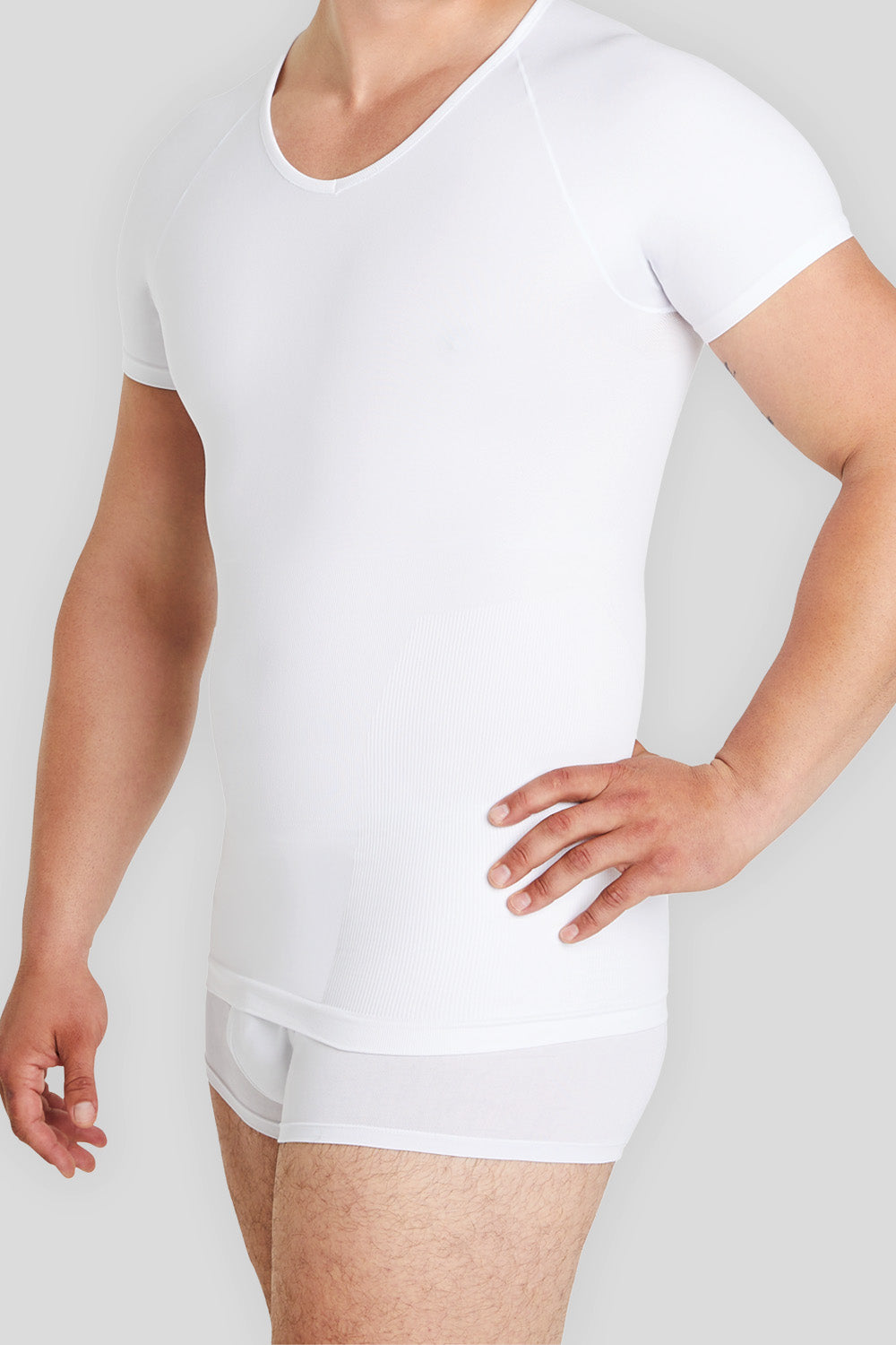 Model präsentiert perfekt sitzendes Shapewear Unterhemd für Herren. Entdecken Sie unsere Auswahl an formgebender Unterwäsche für einen schlanken Look und maximalen Komfort.