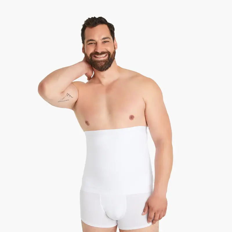 Ein Mann trägt einen weißen Shapewear Kompressions-Gürtel, lacht selbstbewusst in die Kamera, eine Hand am Hinterkopf. Mit extra starkem Kompressionseffekt, hochwertiger Baumwolle und verbessert die Haltung. #farbe_weiß