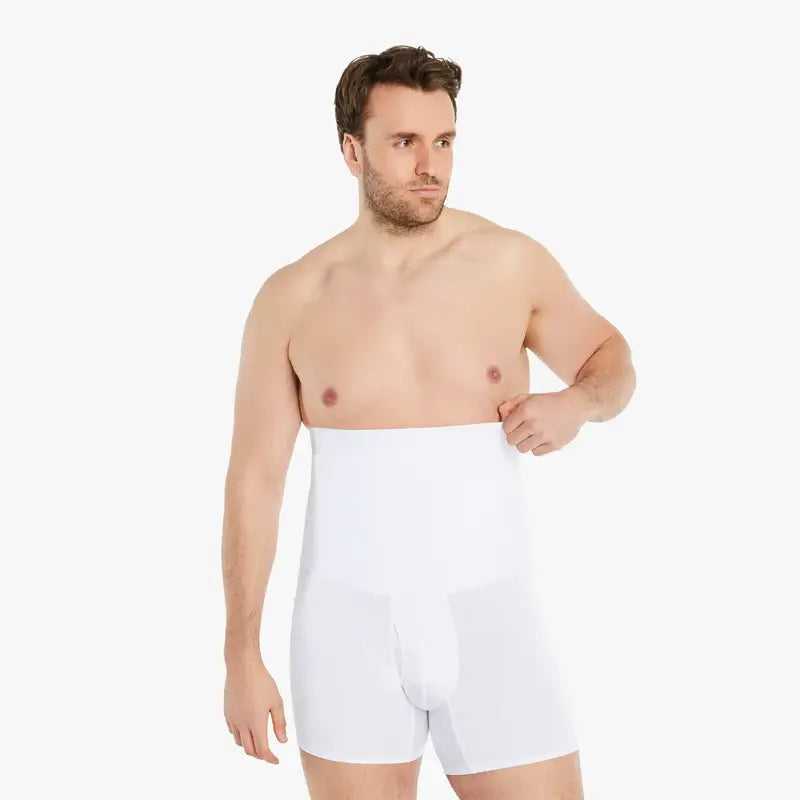 Ein selbstbewusster Mann trägt auf dem Bild weiße Shapewear Kompressions-Shorts. Sein Blick ist zur Seite gerichtet. Die Shorts bieten einen extra starken Kompressionseffekt und bestehen aus hochwertiger Baumwolle für Tragekomfort. #farbe_weiß