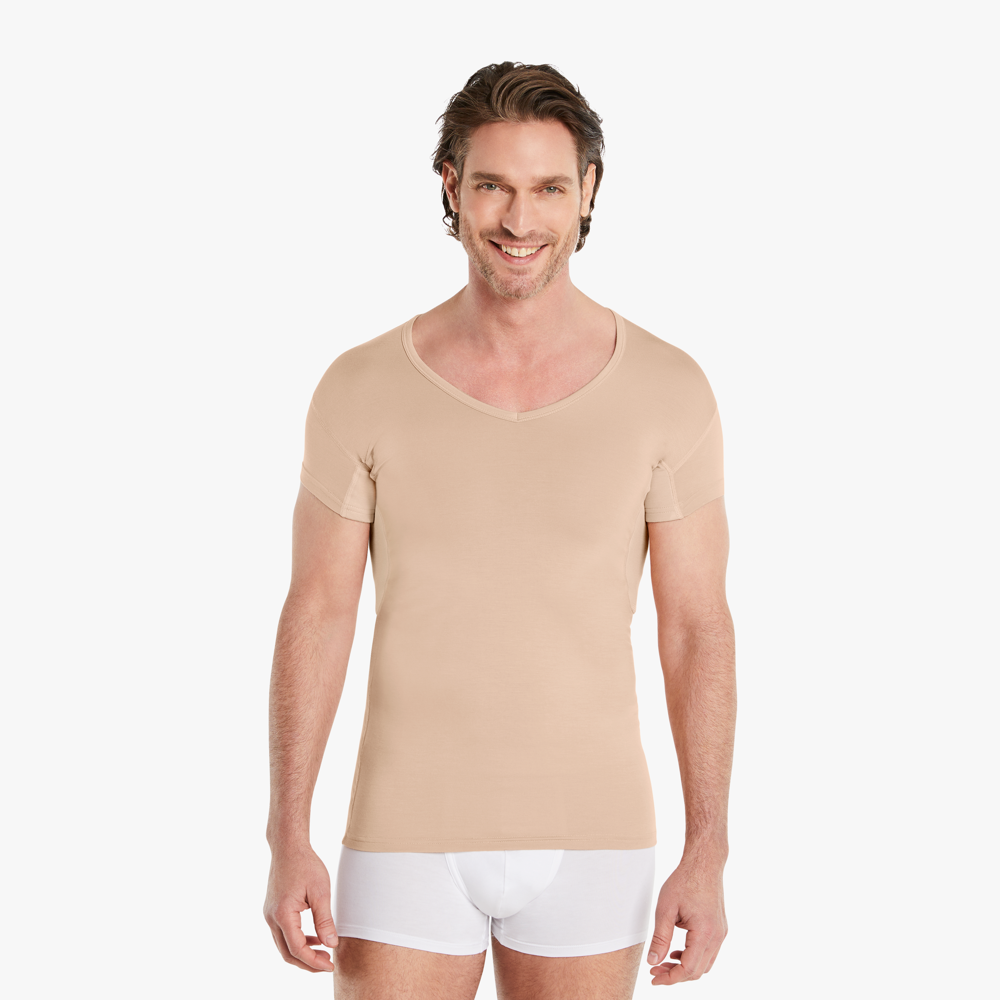Selbstbewusster Mann trägt nude Anti-Schweiß Unterhemd Herren mit verkürzten Ärmeln in Größe M. 100% Schutz vor Schweißflecken dank Anti-Schweiß-Pads. #farbe_nude