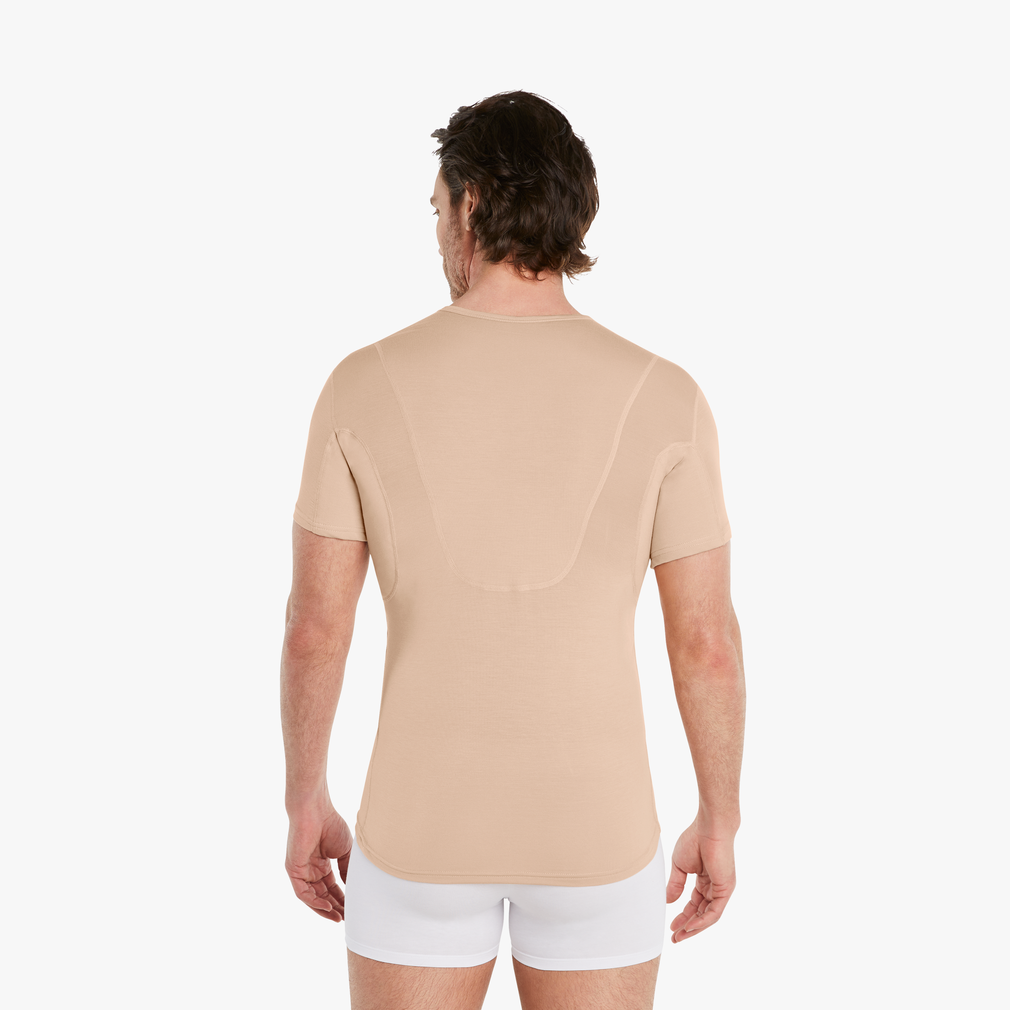 Mann in nude Anti-Schweiß Unterhemd Herren mit Rückeneinlage, Größe M. 100% Schutz vor Schweißflecken, Drywear Shirt mit extra-saugfähiger Schicht.#farbe_nude