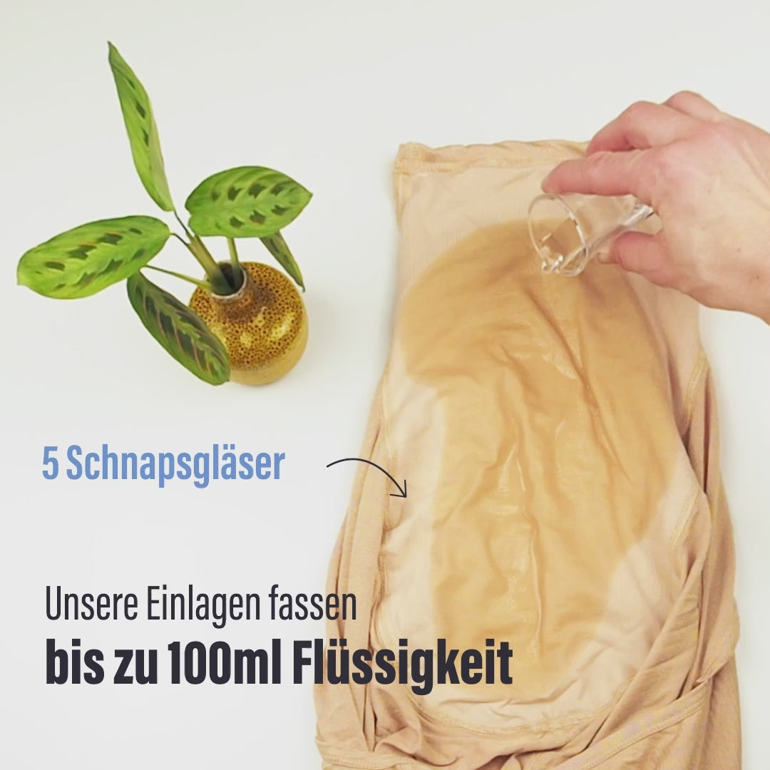 Die Anti-Schweiß Technologie eines Shirts mit Einlagen unter den Achseln wird demonstriert, indem 5 Schnapsgläser voller Wasser auf die Einlagen gekippt werden. Die Außenseite des Shirts bleibt Dank der Einlagen mit DryCore Technologie vollkommen trocken. #farbe_weiß