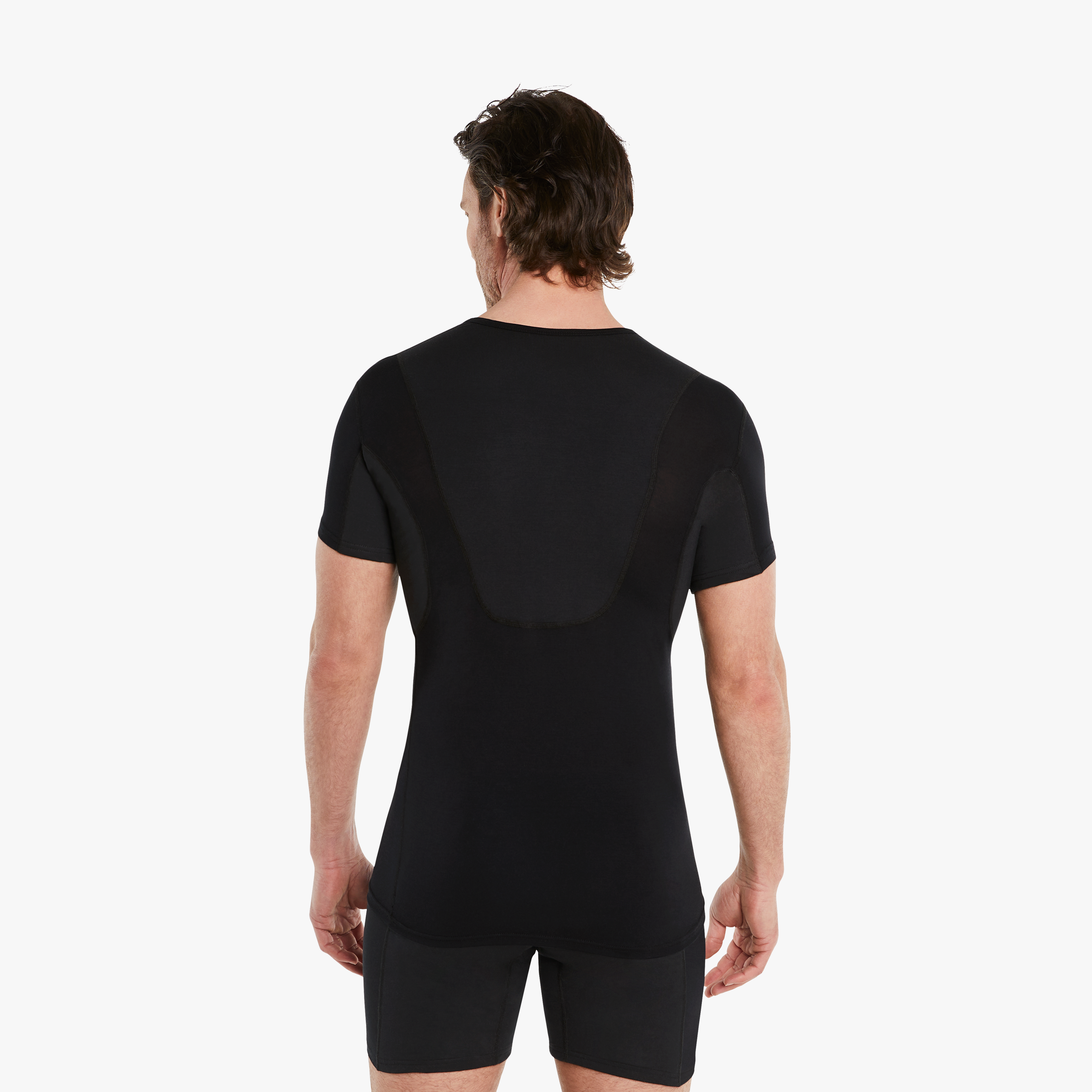 Mann in schwarzen Anti-Schweiß Unterhemd Herren mit Rückeneinlage, Größe M. 100% Schutz vor Schweißflecken, Drywear Shirt mit extra-saugfähiger Schicht. #farbe_schwarz