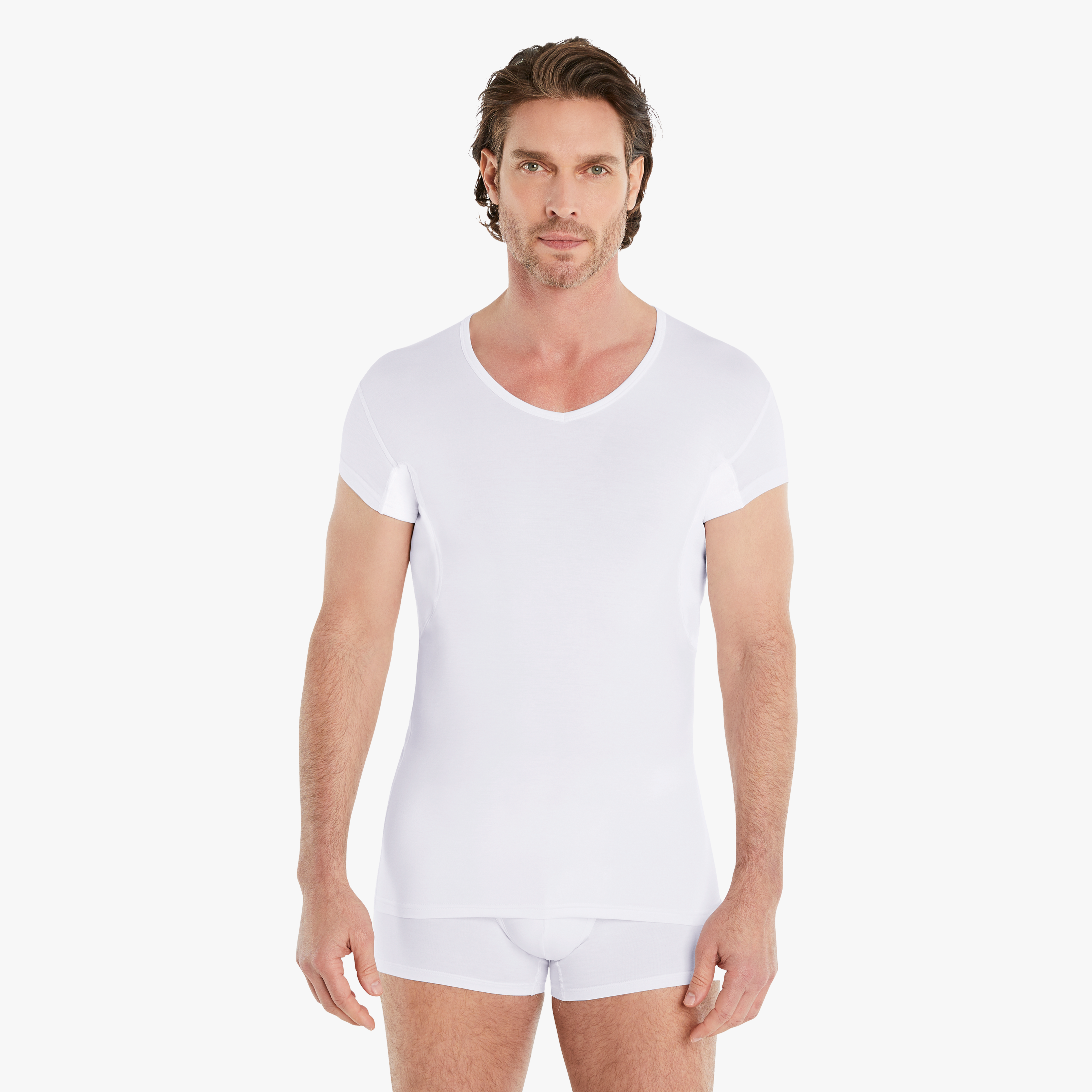 Selbstbewusster Mann trägt weißes Anti-Schweiß Unterhemd Herren mit verkürzten Ärmeln in Größe M. 100% Schutz vor Schweißflecken dank Anti-Schweiß-Pads.  #farbe_weiß