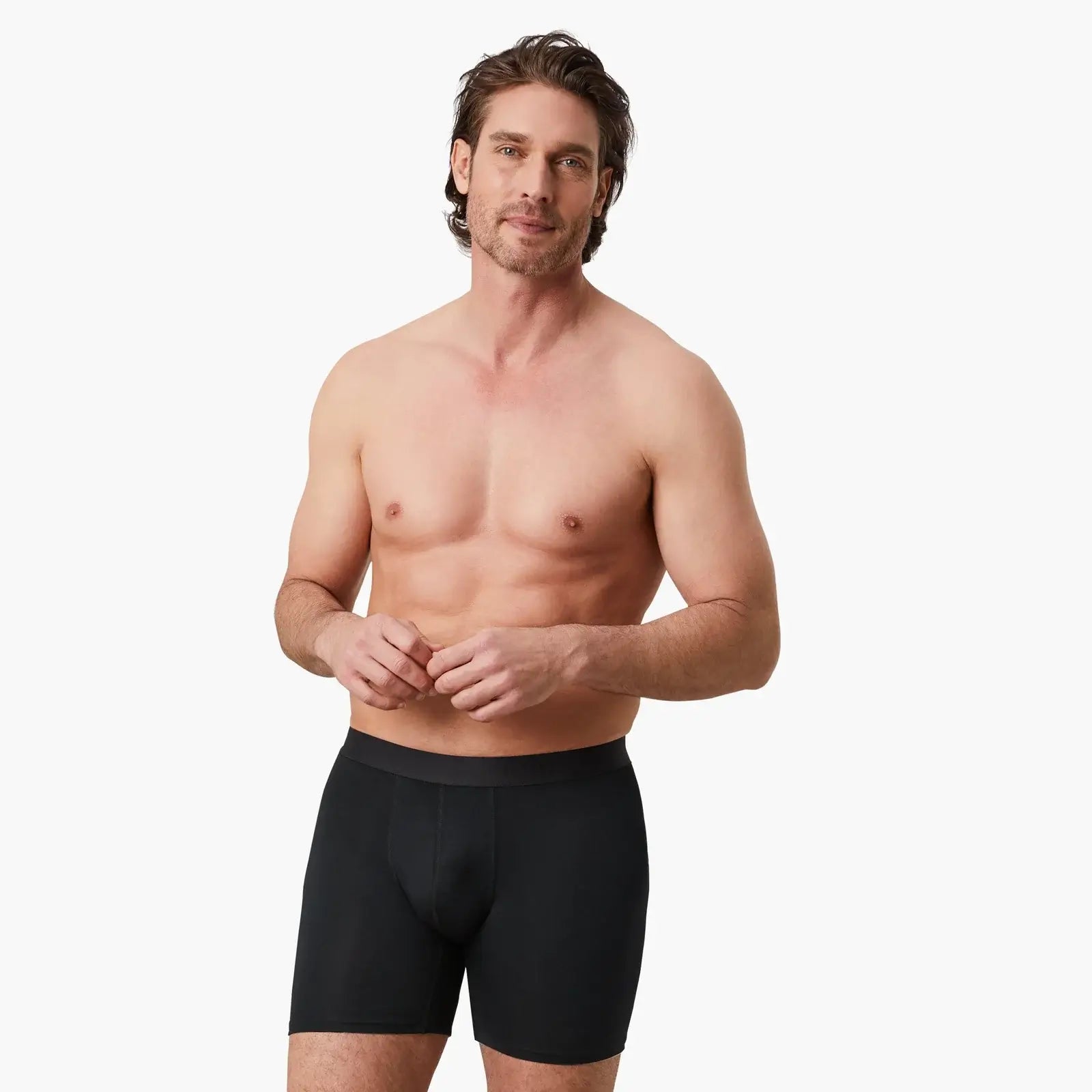 Zufriedener Mann trägt schwarze Anti-Schweiß Boxershorts in Größe M. 100% Schutz vor Schweißflecken durch innovative 3-Lagen-Technologie. Zertifizierter Komfort und Passform. Perfekt für den Alltag. #farbe_schwarz, #farbe_schwarz/blau/grau
