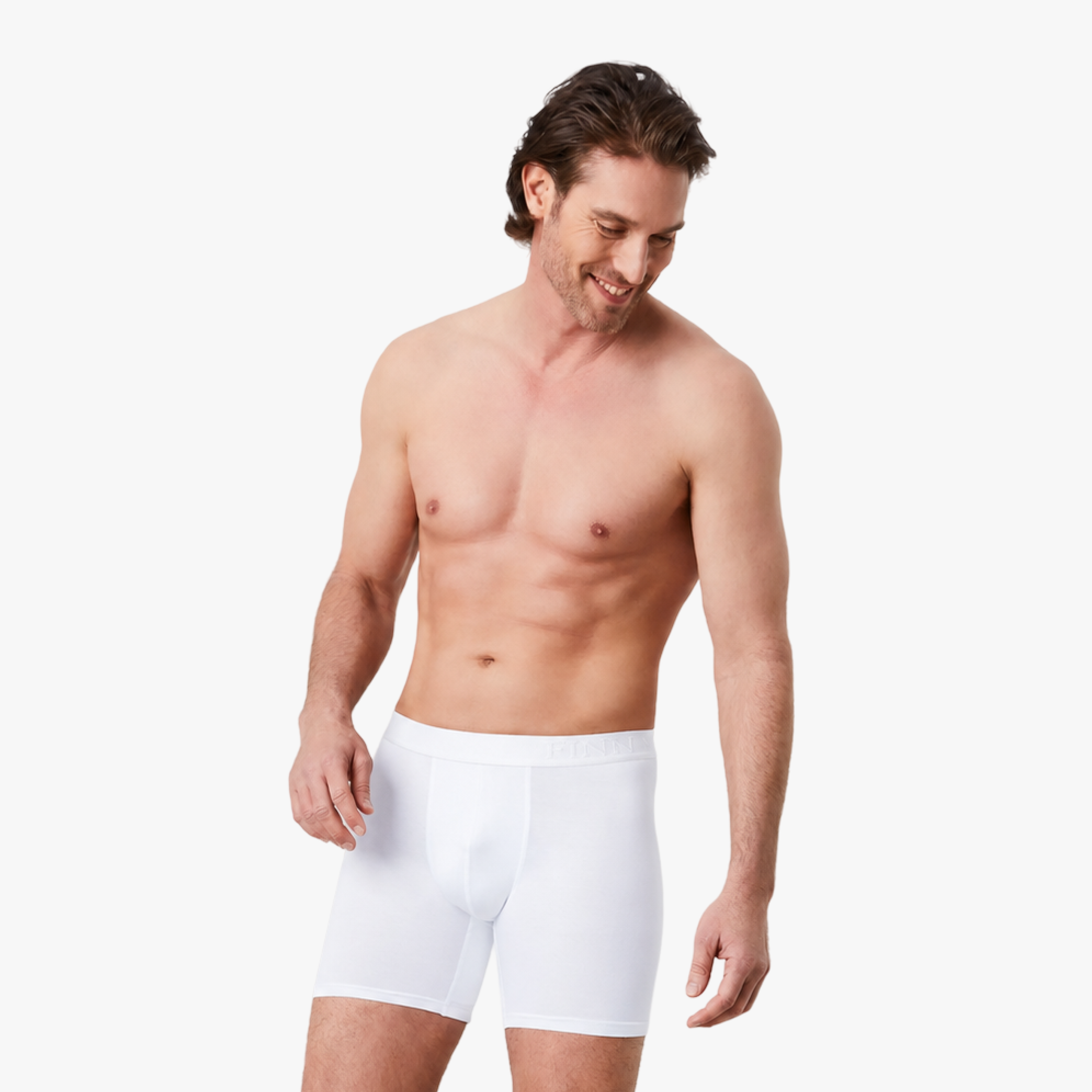 Selbstbewusster Mann trägt weiße Anti-Schweiß Boxershorts Herren in Größe M. 100% Schutz vor Schweißflecken durch innovative 3-Lagen Technologie. Zertifizierter Tragekomfort, während er zufrieden zur Seite schaut.#farbe_weiß