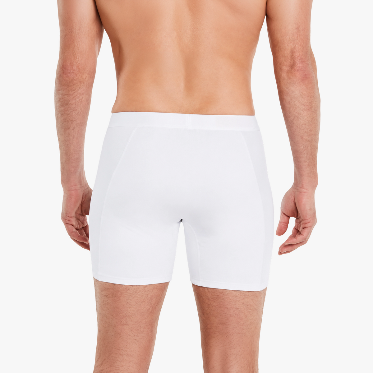 Anti-Schweiß Boxershorts weiß für Herren mit 3-Lagen-Technologie für 100% Schutz vor Schweißflecken, von hinten getragen
#farbe_weiß