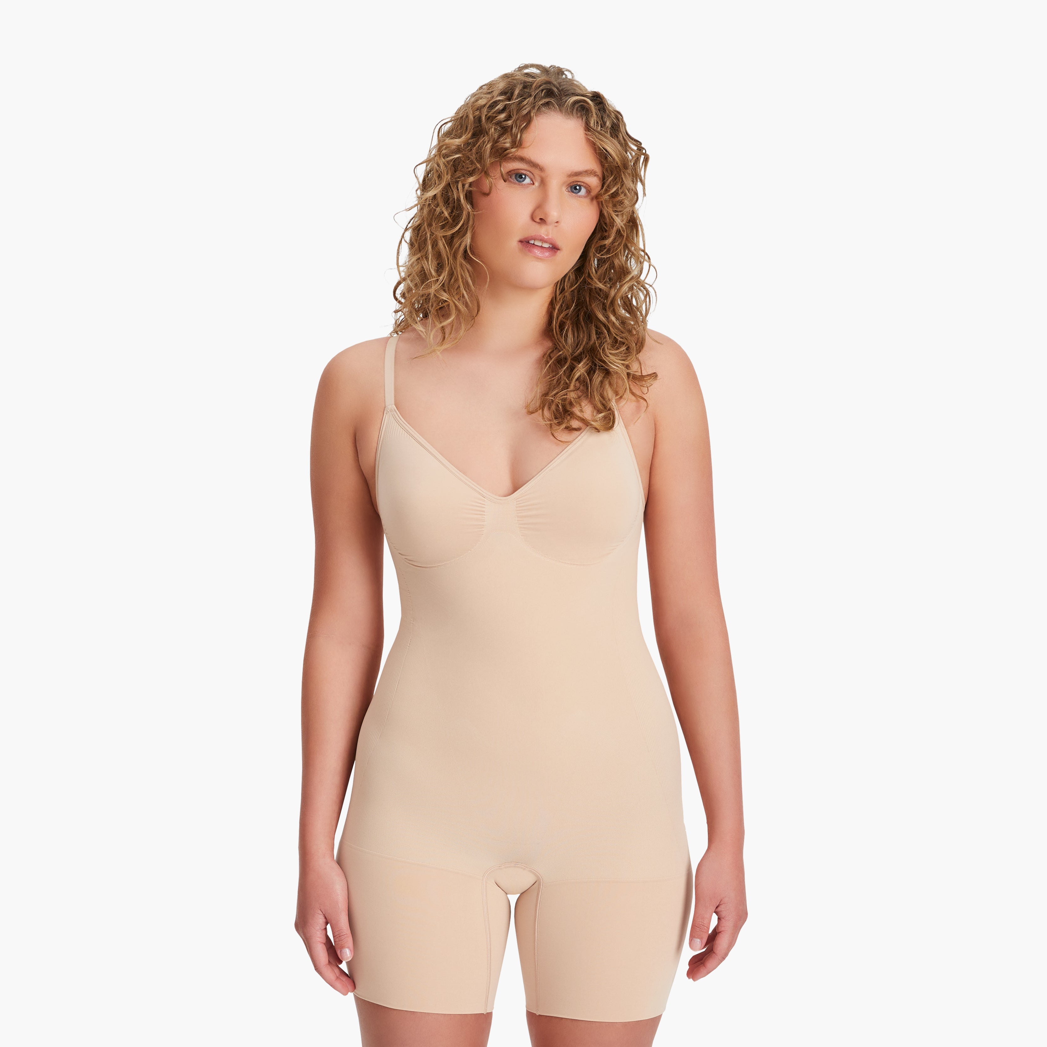 Eleganter Shapewear-Bodysuit für Damen, nahtlos und bequem. Perfekte Passform und unsichtbar unter der Kleidung, für eine schlankere Silhouette. Ideal für den Alltag und besondere Anlässe. #farbe_nude