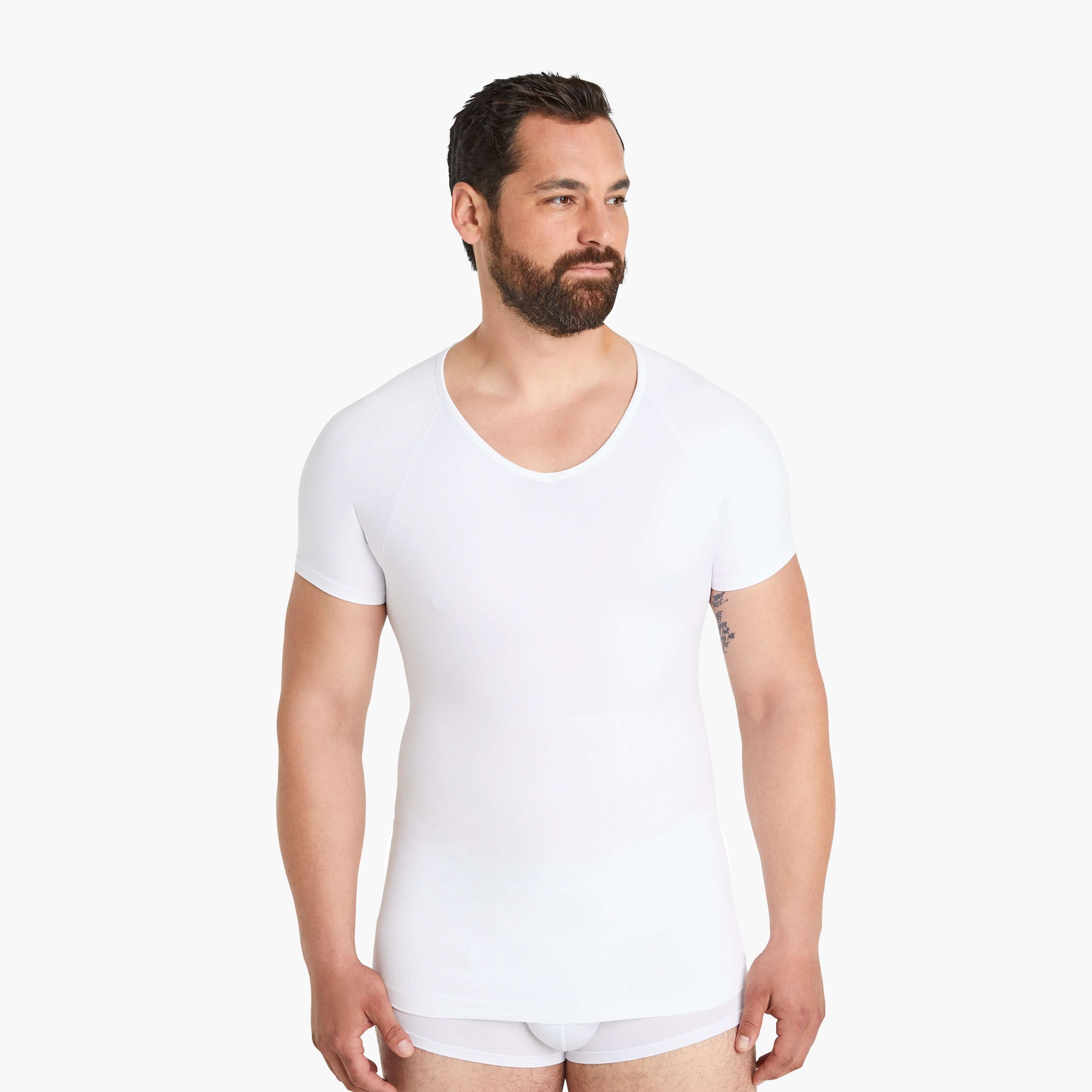 Selbstbewusster Mann trägt Größe XL des weißen Seamless Shapewear Unterhemds für Herren. Genießt Komfort und Unterstützung im Kurzarm-Kompressionsshirt. #farbe_weiß